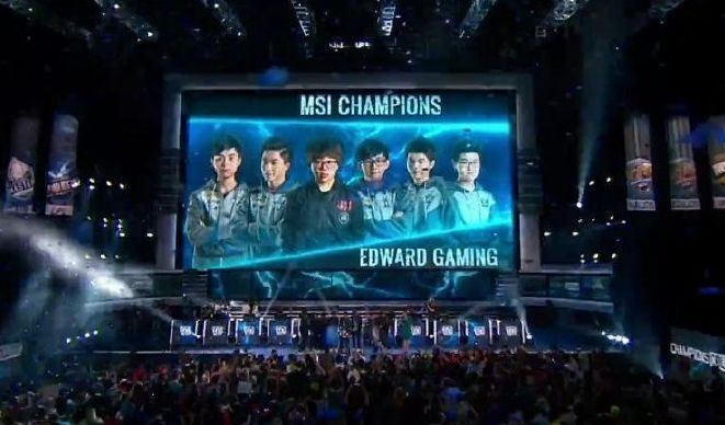 JackeyLove ：对面AD英雄池顺手的只有这几只 这版本不太厉害 没做特别针对