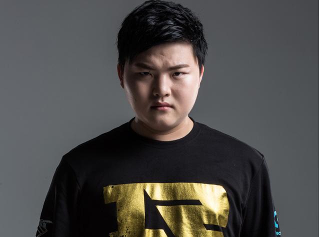 余霜赛后采访小天，结果被TES粉丝冲烂